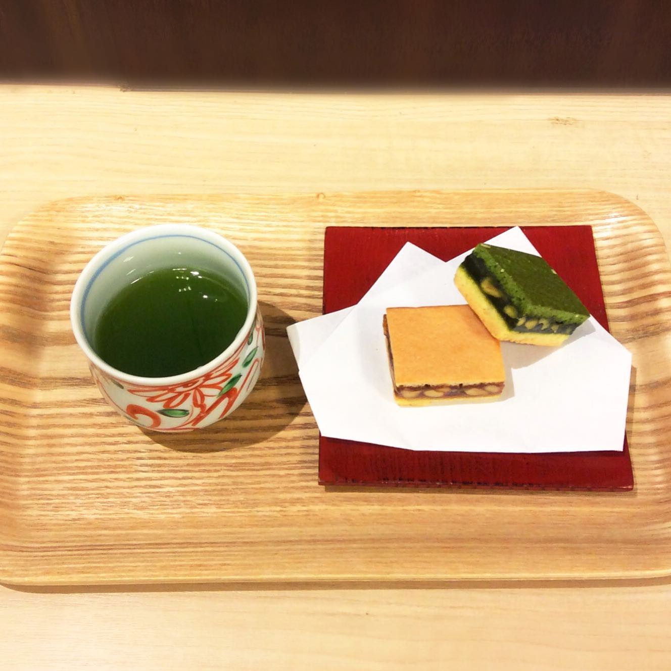 濃いめにいれたお茶に甘いお菓子…なんとも幸せなひとときです至福の一服でゆっくりお茶時間人気の「キャラメルさんど」と一緒にいかがでしょうか